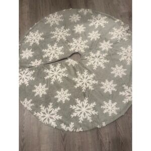 Plush Gray Snowflake Christmas Tree Skirt Winter Holiday Decor Neutral